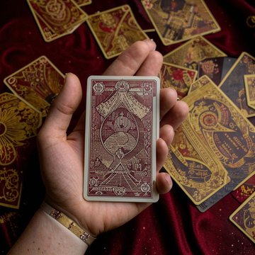 Связь карт Таро и линий на руке: Влюбленные совет и придворные карты в сочетаниях